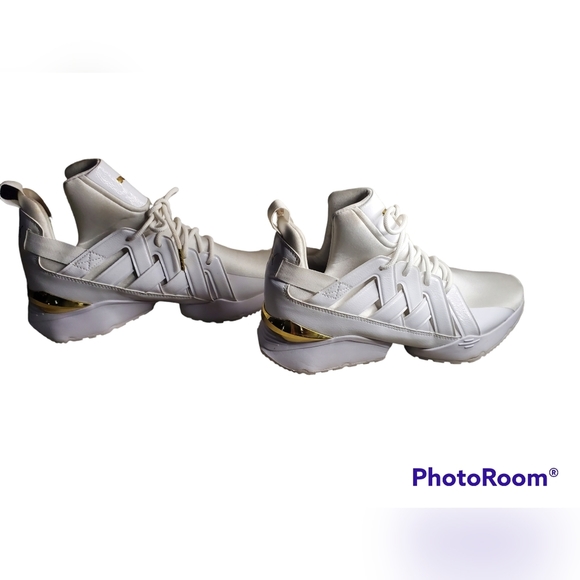 PUMA - Muse Echo New School Womens - Sz 11 - Picture 11 of 12